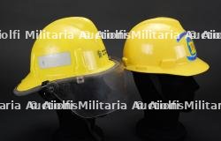 Espagne, lot de deux casques de sapeurs-pompiers. Spain, set of two firefighter helmets.