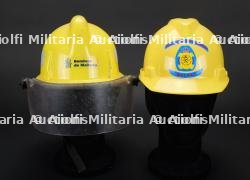 Espagne, lot de deux casques de sapeurs-pompiers. Spain, set of two firefighter helmets. — photo 2
