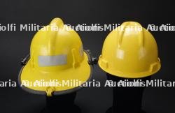 Espagne, lot de deux casques de sapeurs-pompiers. Spain, set of two firefighter helmets. — photo 7