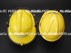Espagne, lot de deux casques de sapeurs-pompiers. Spain, set of two firefighter helmets. — photo 8