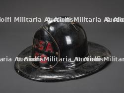 etats-Unis, casque en cuir du service d'incendie de l'armee americaine. United States, leather helmet of the US Army Fire Department.