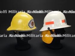 etats-Unis, lot de trois casques de sapeurs-pompiers, dont un de l'armee americaine. United States, set of three firefighter helmets, including one US Army example. — miniature 6