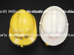 etats-Unis, lot de trois casques de sapeurs-pompiers, dont un de l'armee americaine. United States, set of three firefighter helmets, including one US Army example. — miniature 9
