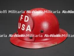 etats-Unis, lot de trois casques de sapeurs-pompiers, dont un de l'armee americaine. United States, set of three firefighter helmets, including one US Army example. — miniature 13