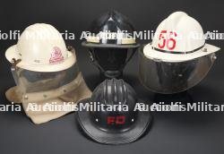 etats-Unis, lot de quatre casques de sapeurs-pompiers des annees 1960 a 1980. United States, set of four firefighter helmets from the 1960s to the 1980s.