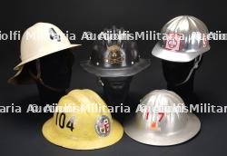 etats-Unis, lot de cinq casques de pompiers et de secouristes. United States, set of five firefighter and rescue helmets.