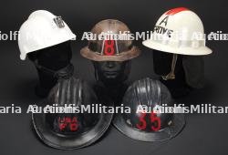 etats-Unis, lot de quatre casques de sapeurs-pompiers des annees 1960 a 1980, accompagne d'un casque francais. United States, set of four firefighter helmets from the 1960s to the 1980s, together with a French helmet.