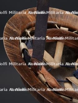 etats-Unis, lot de quatre casques de sapeurs-pompiers des annees 1960 a 1980, accompagne d'un casque francais. United States, set of four firefighter helmets from the 1960s to the 1980s, together with a French helmet. — miniature 17