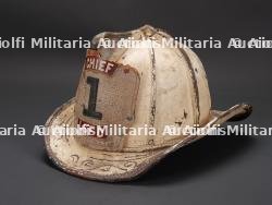 etats-Unis, casque de chef de sapeurs-pompiers americains. United States, American fire chief's helmet. — photo 1