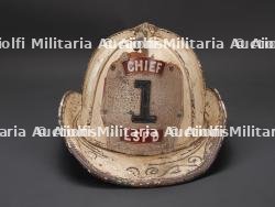 etats-Unis, casque de chef de sapeurs-pompiers americains. United States, American fire chief's helmet. — photo 3