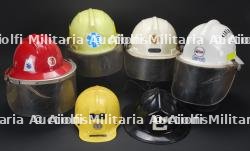 etats-Unis, lot de six casques de sapeurs-pompiers et de secouristes. United States, set of six firefighter and rescue helmets. — photo 1