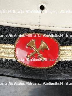 etats-Unis, lot de cinq casquettes a visiere de pompiers. United States, set of five firefighter peaked caps. — photo 3