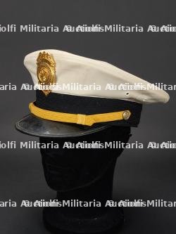 etats-Unis, casquette a visiere de chef des pompiers de l'United States Naval Academy. United States, US Naval Academy Fire Chief peaked cap.