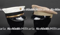 etats-Unis, lot de deux casquettes a visiere et insignes d'officiers de pompiers de Floride. United States, set of two Florida fire officer peaked caps and insignia. — photo 1