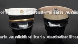 etats-Unis, lot de deux casquettes a visiere et insignes d'officiers de pompiers de Floride. United States, set of two Florida fire officer peaked caps and insignia. — miniature 2