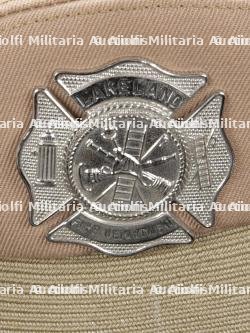 etats-Unis, lot de deux casquettes a visiere et insignes d'officiers de pompiers de Floride. United States, set of two Florida fire officer peaked caps and insignia. — miniature 3