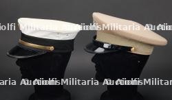 etats-Unis, lot de deux casquettes a visiere et insignes d'officiers de pompiers de Floride. United States, set of two Florida fire officer peaked caps and insignia. — photo 5