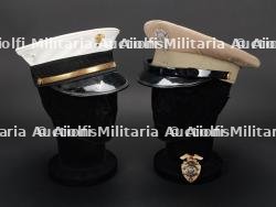 etats-Unis, lot de deux casquettes a visiere et insignes d'officiers de pompiers de Floride. United States, set of two Florida fire officer peaked caps and insignia. — miniature 15