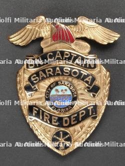 etats-Unis, lot de deux casquettes a visiere et insignes d'officiers de pompiers de Floride. United States, set of two Florida fire officer peaked caps and insignia. — miniature 16