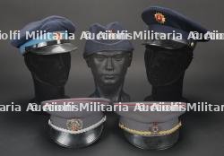 Europe centrale, lot de cinq coiffures de sapeurs-pompiers. Central Europe, set of five firefighter headpieces.