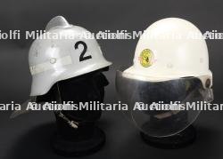 Suede et Finlande, lot de deux casques de sapeurs-pompiers. Sweden and Finland, set of two firefighter helmets.