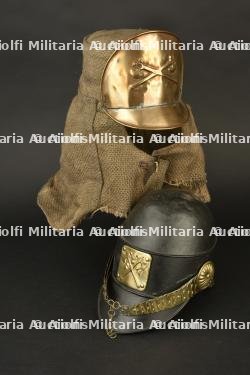 Reconstitutions d'un casque a camail et d'une casquette de feu. Reproductions of a mail-neck-guard helmet and a fire cap. — photo 1