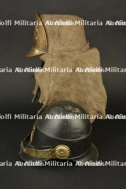 Reconstitutions d'un casque a camail et d'une casquette de feu. Reproductions of a mail-neck-guard helmet and a fire cap. — miniature 3