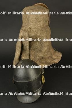 Reconstitutions d'un casque a camail et d'une casquette de feu. Reproductions of a mail-neck-guard helmet and a fire cap. — photo 5