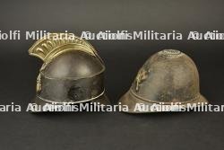 France, lot de deux coiffures de pompiers dites « casquettes de feu ». France, set of two firefighter headpieces known as fire caps.