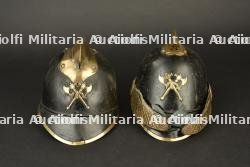 France, lot de deux coiffures de pompiers dites « casquettes de feu ». France, set of two firefighter headpieces known as fire caps.