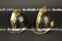 France, lot de deux coiffures de pompiers dites « casquettes de feu ». France, set of two firefighter headpieces known as fire caps. — miniature 3