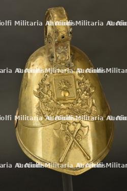 France, casque de sapeur-pompier de Puiseaux, dans le Loiret, vers 1850. France, firefighter helmet from Puiseaux, Loiret, circa 1850.