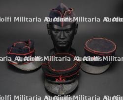 France, lot de quatre kepis et un bonnet de police de sapeurs-pompiers. France, group of four firefighter kepis and one side cap.