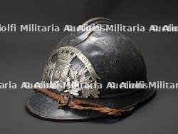 France, casque de sapeur-pompier d’Einvaux, en Meurthe-et-Moselle. France, firefighter helmet from Einvaux, Meurthe-et-Moselle.