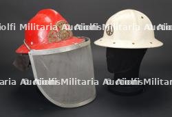 France, lot de deux casques de pompier et d'infanterie. France, pair of firefighter and infantry helmets.