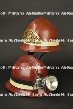 France, lot de deux casques en fibre, dont un d'Arrancy-sur-Crusne. France, pair of fibre helmets, including one from Arrancy-sur-Crusne.
