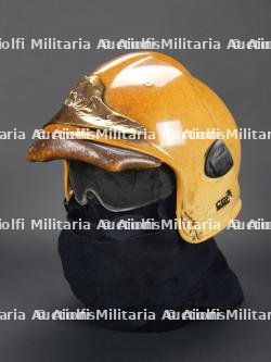 France, casque Gallet F1 ayant ete expose au feu. France, Gallet F1 helmet showing fire damage.