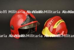 France, lot de deux casques rouges Gallet de sapeurs-pompiers. France, pair of red Gallet firefighter helmets.