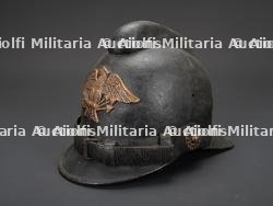 Origine inconnue, casque de sapeur-pompier en feutre cire noir avec plaque a l'aigle. Unknown origin, black waxed-felt firefighter helmet with eagle plate.