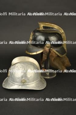 Origines inconnues, lot de deux casques de sapeurs-pompiers a identifier. Unknown origins, pair of unidentified firefighter helmets.