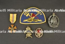 International, lot d'insignes et d'une medaille. International, group of badges and a medal.