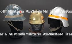 International, lot de trois casques de pompiers. International, group of three firefighter helmets.