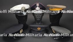 International, lot de six casquettes de sapeurs-pompiers. International, group of six firefighters' caps.