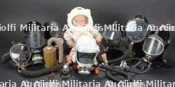 International, important lot d'equipements respiratoires. International, large group of breathing equipment.