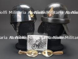 Italie, lot de deux casques d'estafettes motocyclistes de sapeurs-pompiers. Italy, group of two motorcycle dispatch riders' fire service helmets.