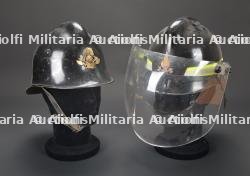 Italie, lot de deux casques de sapeurs-pompiers. Italy, group of two firefighter helmets.