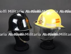 Italie, lot de deux casques de sapeurs-pompiers. Italy, group of two firefighter helmets.