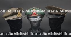 Italie et Saint-Marin, lot de trois casquettes de sapeurs-pompiers. Italy and San Marino, group of three firefighters' caps.