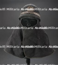 Japon, casque de sapeur-pompier des annees 1930-1940, Seconde Guerre mondiale. Japan, 1930s–1940s firefighter helmet, Second World War.