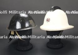 Nigeria, casque du service d'incendie des autorites portuaires et casque britannique. Nigeria, port authority fire service helmet and British helmet.